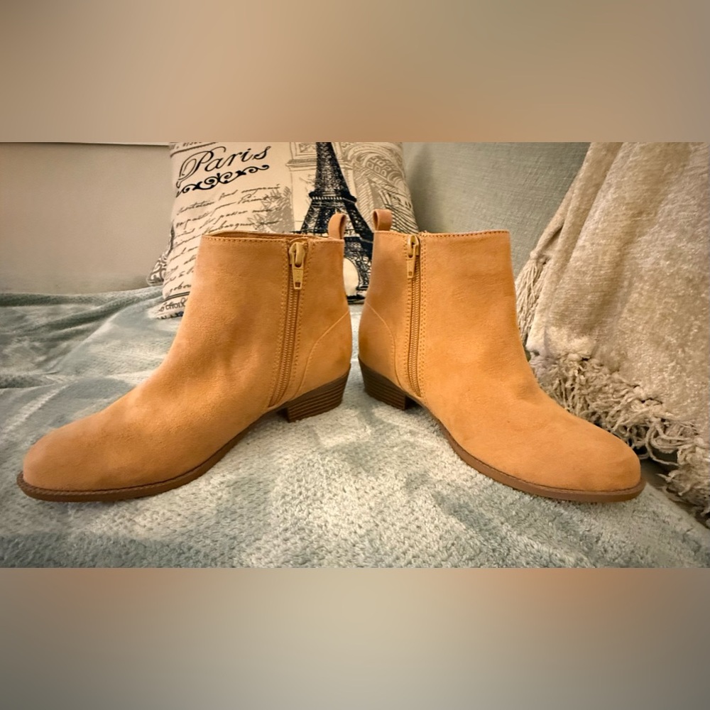 Treasure & Bond size 4 booties. Rarely worn, good condition. Tannish orange